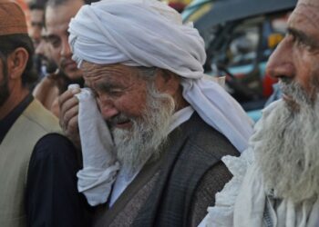 Luto en Pakistán: suman cerca de 100 muertos por el atroz ataque suicida en una mezquita