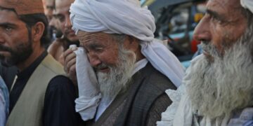 Luto en Pakistán: suman cerca de 100 muertos por el atroz ataque suicida en una mezquita