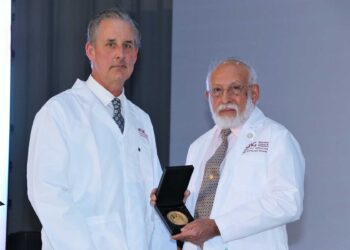UAG reconoce trayectoria de destacado egresado en el ámbito de la Medicina