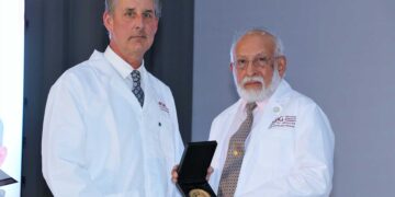 UAG reconoce trayectoria de destacado egresado en el ámbito de la Medicina