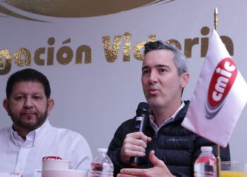 “JR” plantea ante empresarios capitalinos sus ejes de campaña