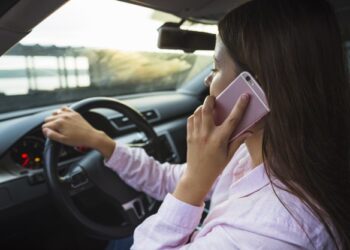Multarán a quien conduzca utilizando teléfono celular