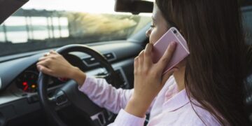 Multarán a quien conduzca utilizando teléfono celular