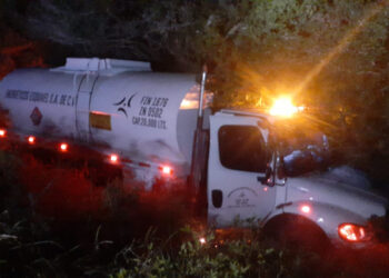 Pipa cargada de combustible se sale de carretera