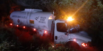 Pipa cargada de combustible se sale de carretera