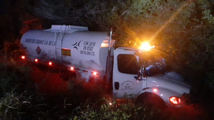 Pipa cargada de combustible se sale de carretera