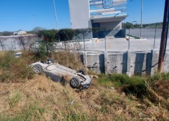 Auto vuelca tras chocar con autobús de pasajeros