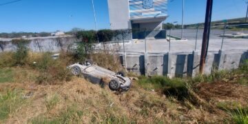 Auto vuelca tras chocar con autobús de pasajeros