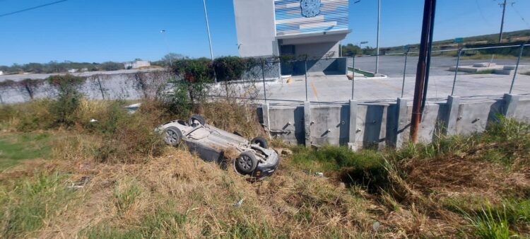 Auto vuelca tras chocar con autobús de pasajeros