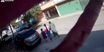 Video: Presunto delincuente ataca a una señora para robarle su bolso cuando caminaba con su familia.
