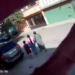 Video: Presunto delincuente ataca a una señora para robarle su bolso cuando caminaba con su familia.