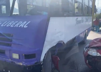 Cuatro heridos en choque de micro con auto