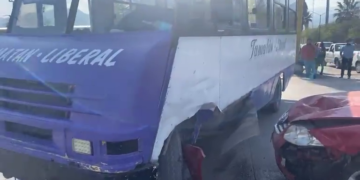 Cuatro heridos en choque de micro con auto