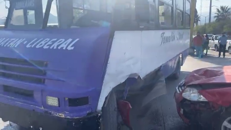 Cuatro heridos en choque de micro con auto
