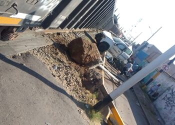 Mueren oficiales federales al chocar contra el tren