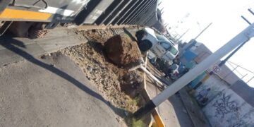 Mueren oficiales federales al chocar contra el tren