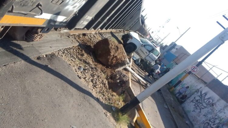 Mueren oficiales federales al chocar contra el tren