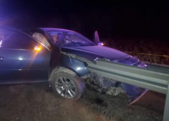 Mueren dos al atravesar contención de acero en carretera