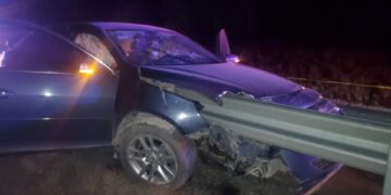 Mueren dos al atravesar contención de acero en carretera