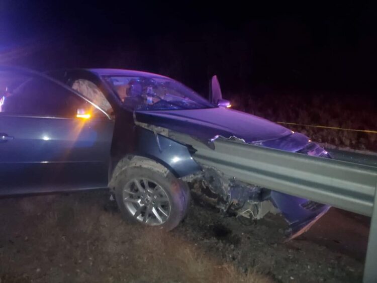 Mueren dos al atravesar contención de acero en carretera