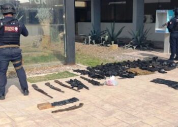 Detienen sujeto con arsenal y equipo táctico dentro de su ´Troka´