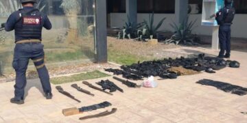 Detienen sujeto con arsenal y equipo táctico dentro de su ´Troka´