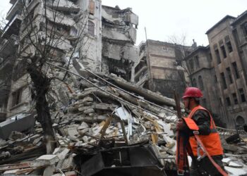 Terremoto magnitud 7.8 devasta Turquía: hay varios muertos y personas atrapadas