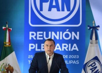 Entrega Gerardo Peña petición a AMLO