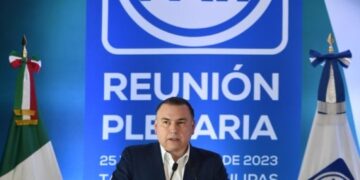Entrega Gerardo Peña petición a AMLO