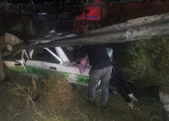 Choca taxi; un muerto y cuatro heridos