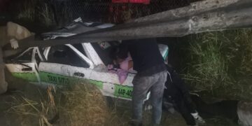 Choca taxi; un muerto y cuatro heridos