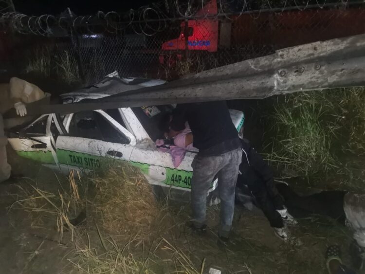 Choca taxi; un muerto y cuatro heridos