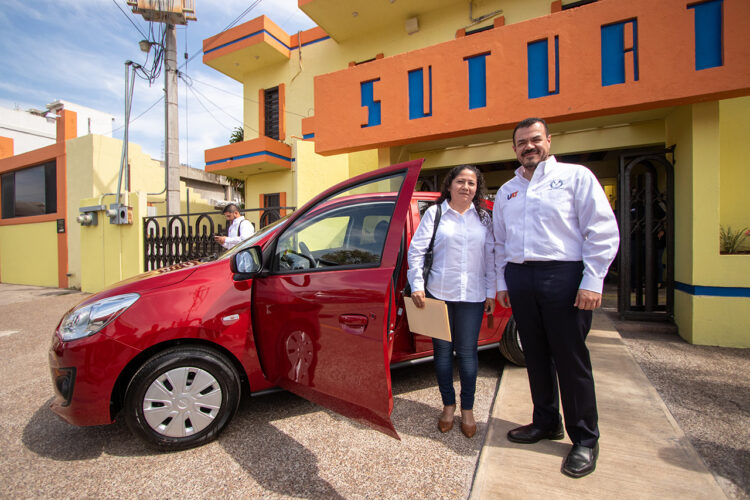 Rector de la UAT entrega beneficios al personal sindicalizado