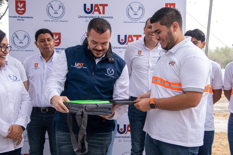 Entrega el Rector equipo de RCP a Brigada de Primeros Auxilios de la Preparatoria Mante