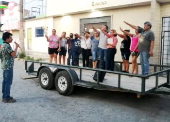 Ciudadanos se organizan y nombran comité para reparar el flujo de aguas negras en calle