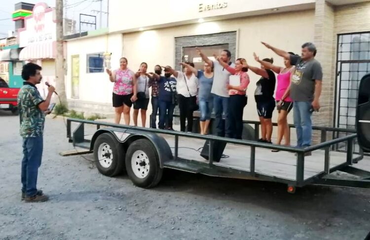 Ciudadanos se organizan y nombran comité para reparar el flujo de aguas negras en calle