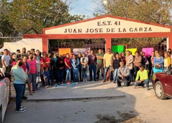 En San Fernando: Padres toman escuelas,no dejan instalar casillas