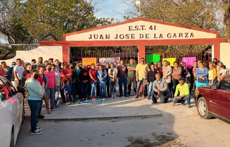 En San Fernando: Padres toman escuelas,no dejan instalar casillas