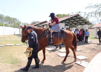 Menores con cáncer se convierten en policías por un día