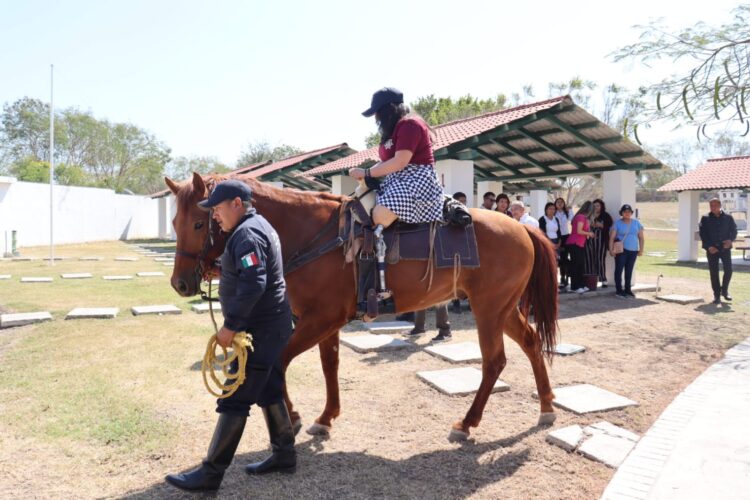 Menores con cáncer se convierten en policías por un día