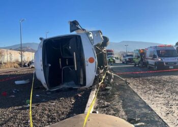 Peregrinos vuelcan en autobús al fallar frenos; hay tres muertos y 26 heridos