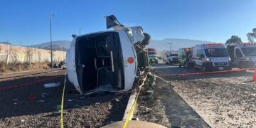 Peregrinos vuelcan en autobús al fallar frenos; hay tres muertos y 26 heridos
