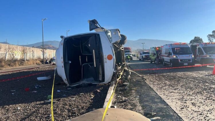Peregrinos vuelcan en autobús al fallar frenos; hay tres muertos y 26 heridos