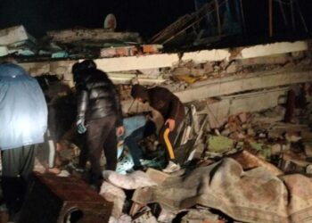 Personas atrapadas en los escombros piden ayuda: los impactantes videos del devastador terremoto en Turquía