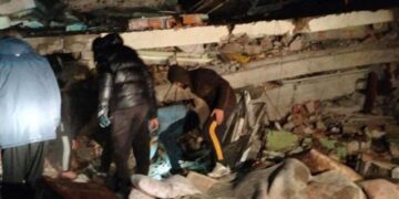 Personas atrapadas en los escombros piden ayuda: los impactantes videos del devastador terremoto en Turquía