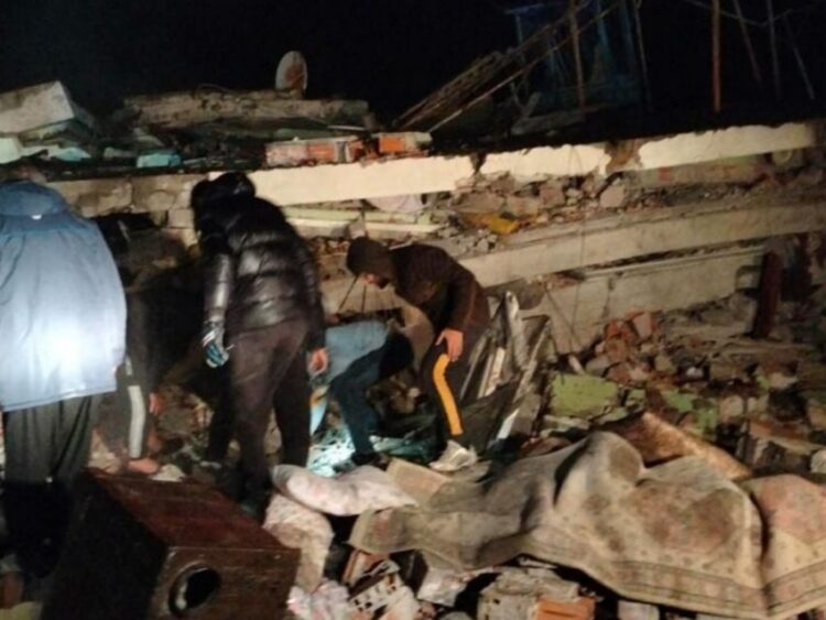 Personas atrapadas en los escombros piden ayuda: los impactantes videos del devastador terremoto en Turquía