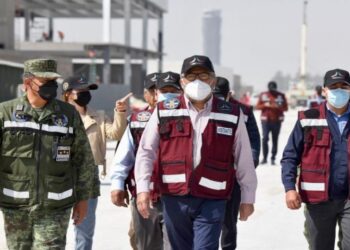 Agentes aduanales listos para descargar mercancías en el AIFA