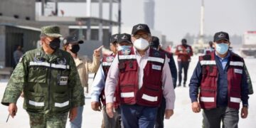 Agentes aduanales listos para descargar mercancías en el AIFA