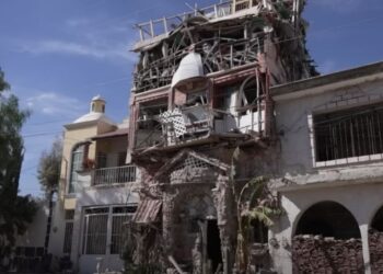 La casa de basura más alta de México: Juan perdió extremidades al construirla y ahora se la quieren tirar