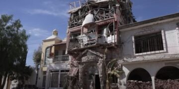 La casa de basura más alta de México: Juan perdió extremidades al construirla y ahora se la quieren tirar
